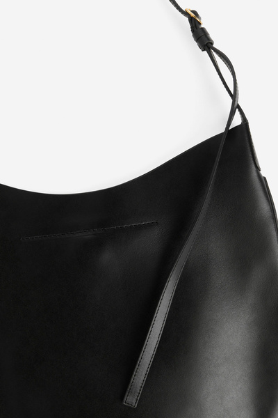 美品arketブラックレザーショルダーバッグ ARKET レザーショルダーバッグ 美品arketブラックレザーショルダー