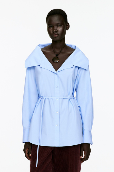 Chemisier à col large – Bleu ciel – Femme – ARKET FR