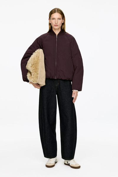 Veste raccourcie Upcycled Down – Rouge foncé – ARKET FR