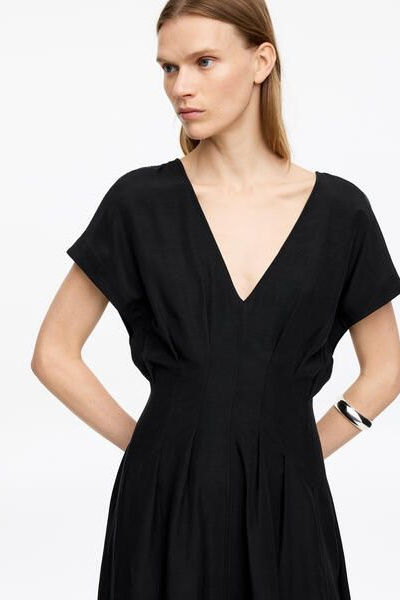 Pleated Waist V-Neck Dress – Black – Women – ARKET GB